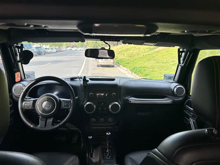 Jeep Wrangler — фото 8