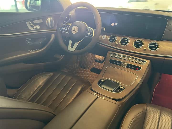 Mercedes-Benz E-Class 2019 E 300 L Luxury — фото 16