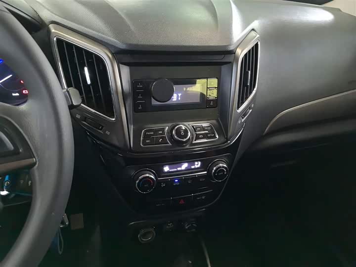 Changan CS15 2016 1.5 L MT — фото 13