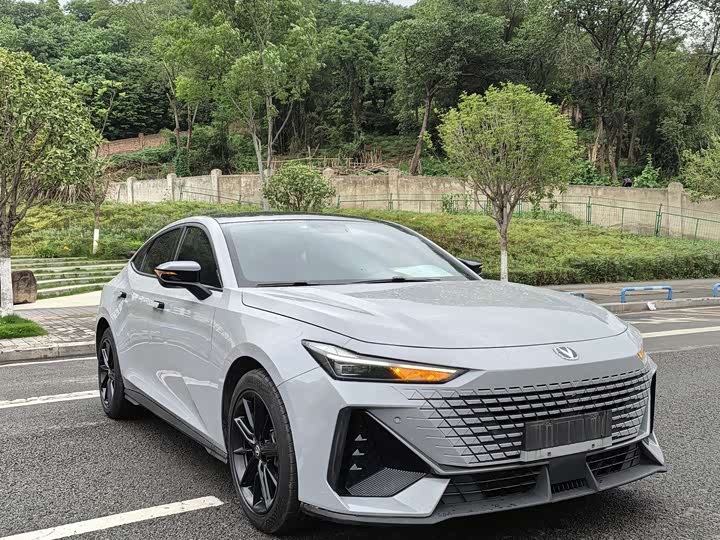 Changan UNI-V 2022 1.5 T Premium — фото 3