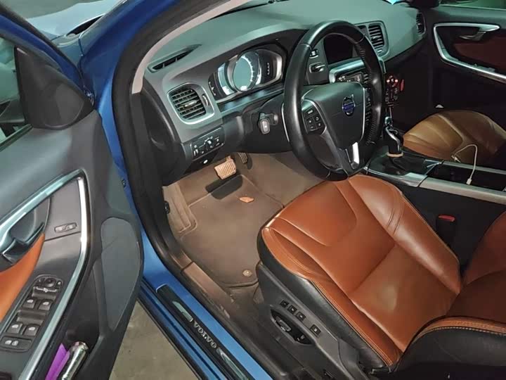 Volvo V60 2015 T 5 — фото 14