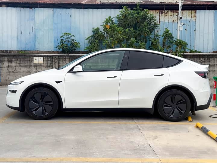 Tesla Model 2025 — фото 9
