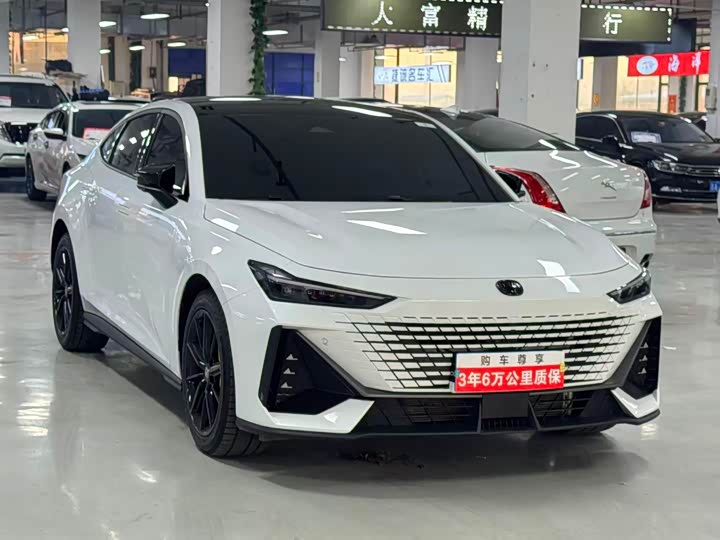 Changan UNI-V 2023 1.5 T Premium — фото 3