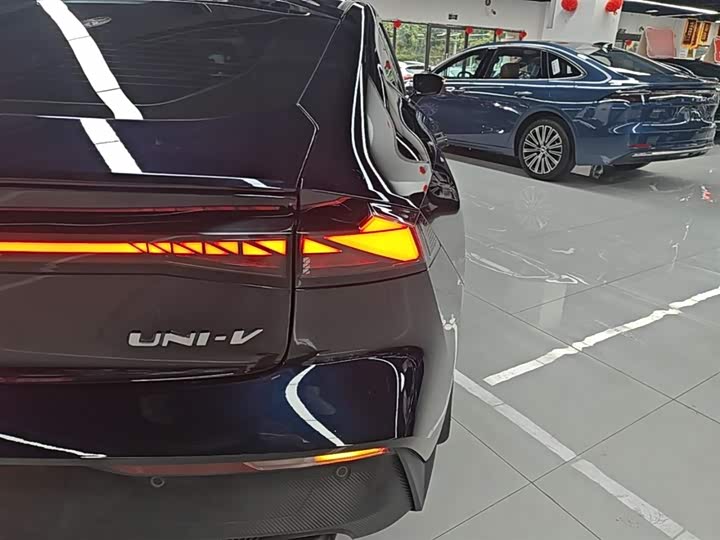 Changan UNI-V 2022 1.5 T Premium — фото 8