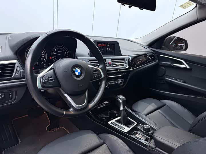 BMW 1-Series 2018 118i Sport — фото 8