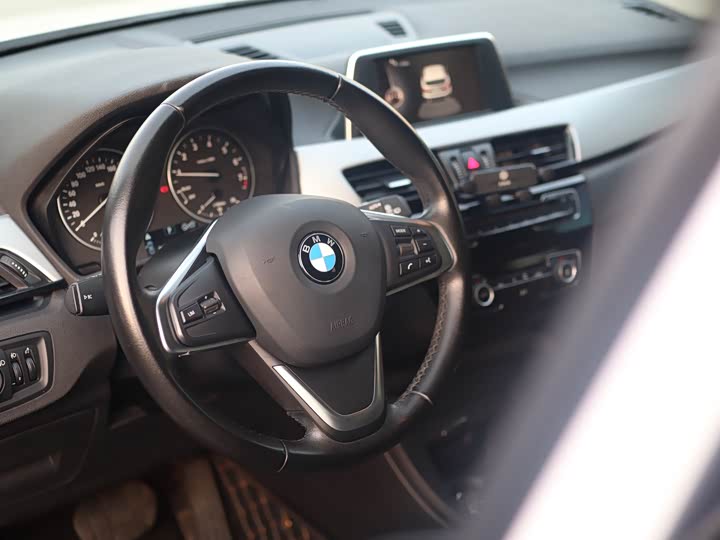 BMW X1 2016 s Drive 18 Li — фото 17