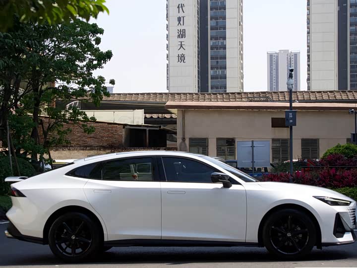 Changan UNI-V 2023 1.5 T Premium — фото 4