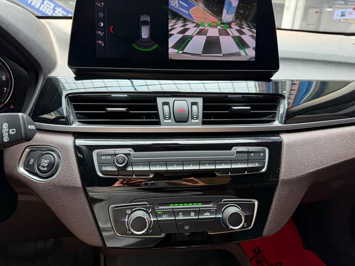BMW X1 sDrive20Li стиль — фото 10