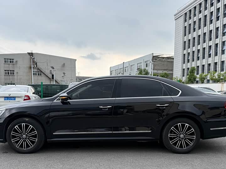 Volkswagen Passat — фото 12