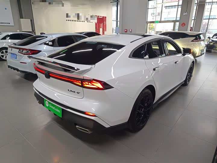 Changan UNI-V 2024 1.5 T Premium — фото 7