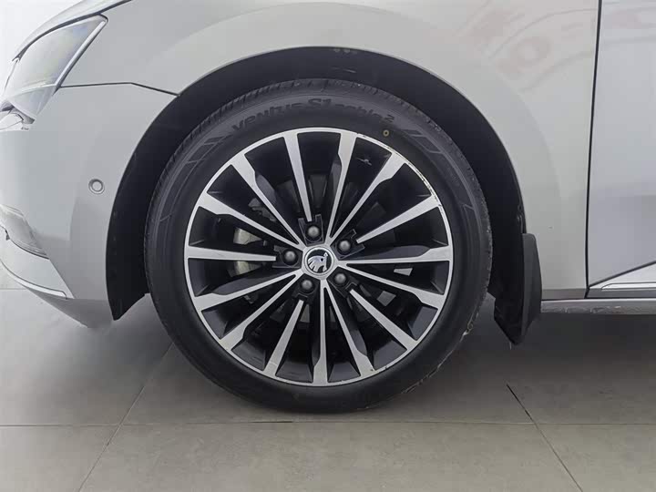 Skoda Superb — фото 17