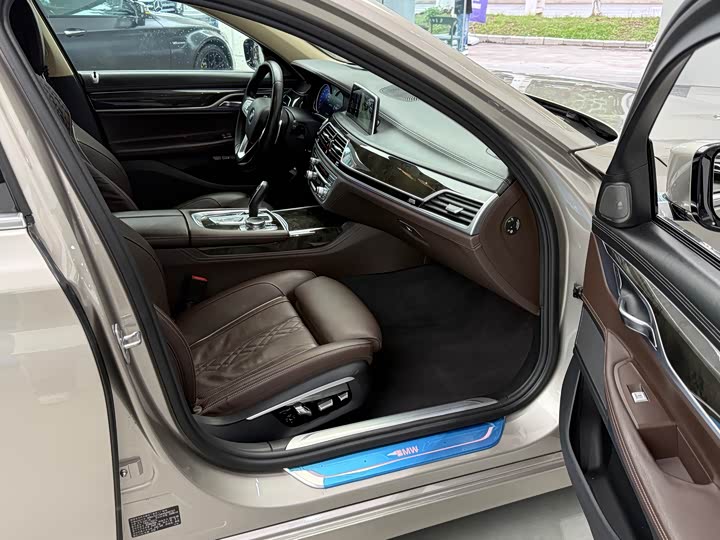 BMW 7 Series 740Li продвинутая — фото 8