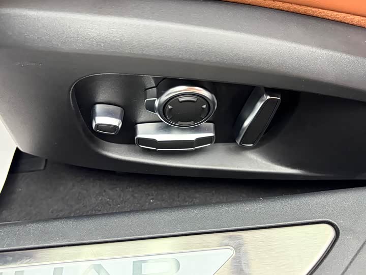 Jaguar XFL 2024 2.0 T P 300 4 WD — фото 14
