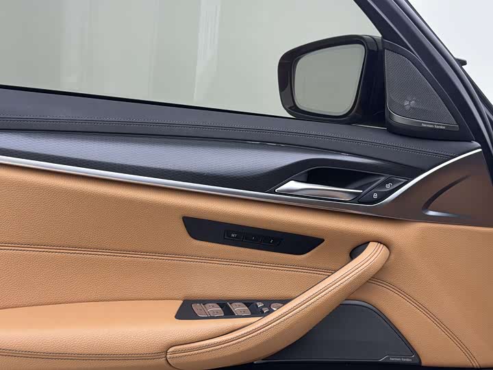 BMW 5 Series — фото 11