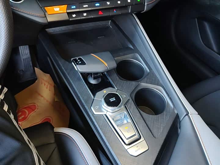 Changan UNI-V 2023 1.5 T Premium — фото 14