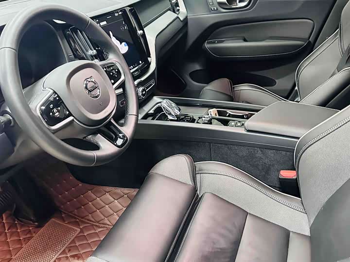 Volvo XC60 Hybrid 2025 Hybrid 4 WD — фото 9