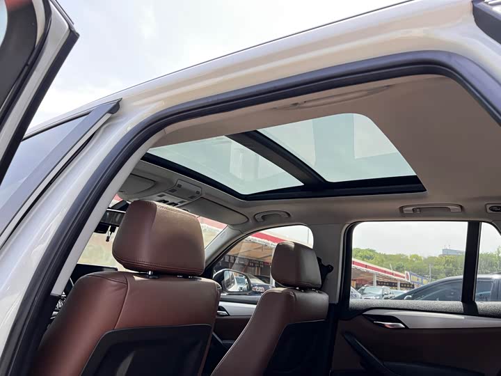 BMW X1 2015 s Drive 18i — фото 17
