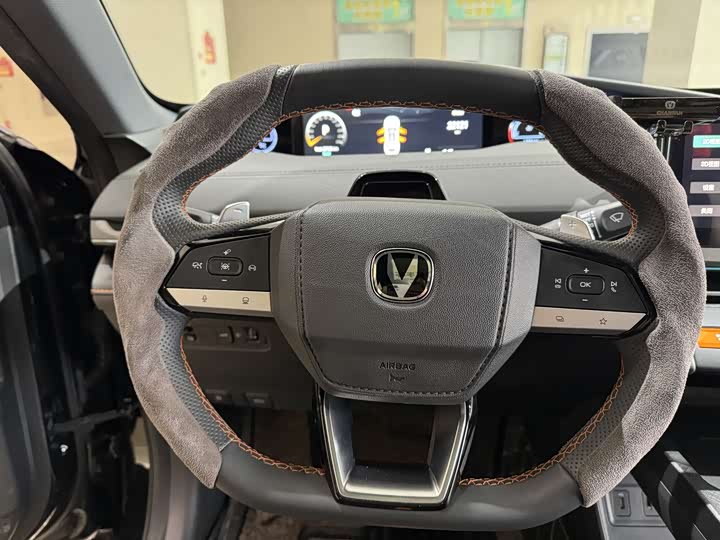 Changan UNI-V 2024 1.5 T Premium — фото 4