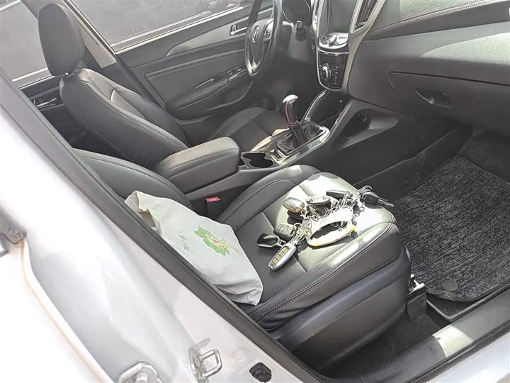 Changan CS75 2017 1.5 T MT — фото 25