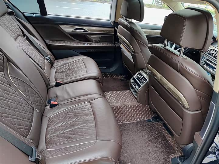 BMW 7-Series 2019 740 Li Leading — фото 11