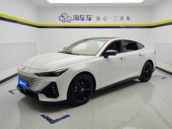 Changan UNI-V 2022 1.5 T Premium — фото 1