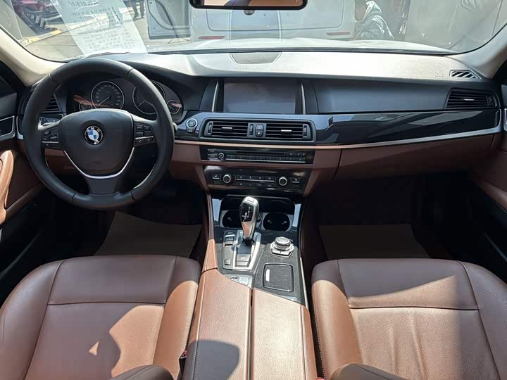 BMW 5 Series 520Li — фото 13