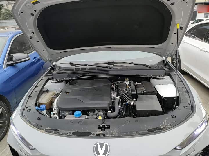 Changan UNI-V 2022 1.5 T Premium — фото 10