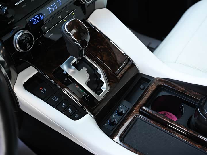 Toyota Alphard — фото 12