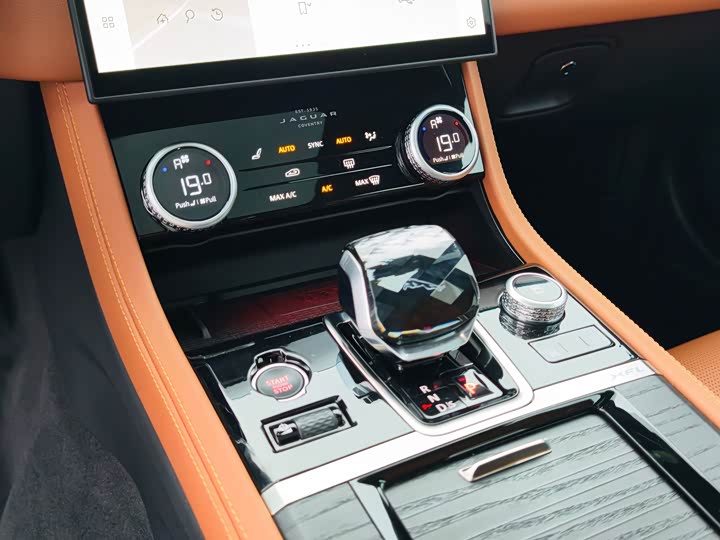 Jaguar XFL 2024 2.0 T P 300 4 WD — фото 13