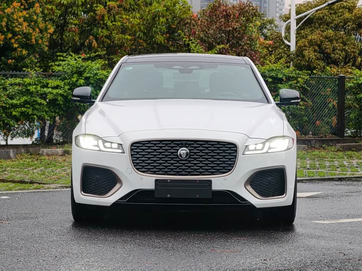 Jaguar XFL 2024 2.0 T P 300 4 WD — фото 2