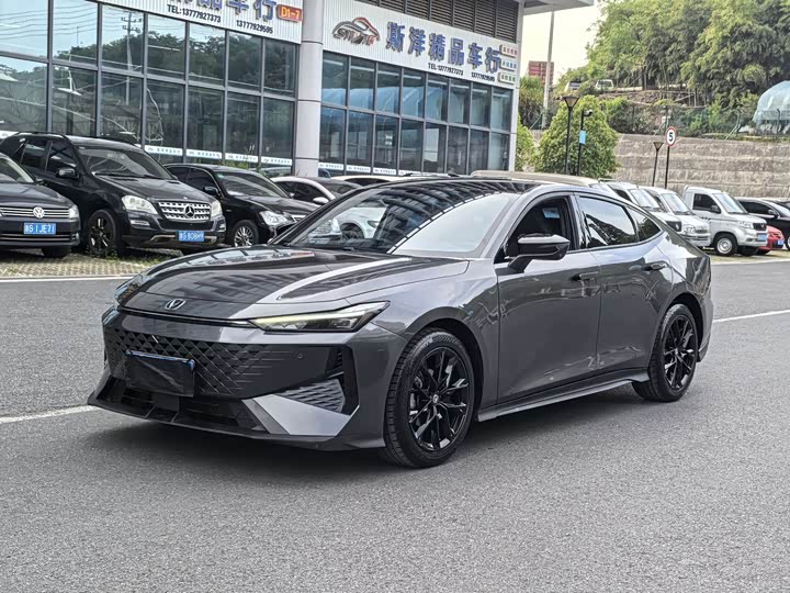 Changan UNI-V 2024 1.5 T Premium — фото 1