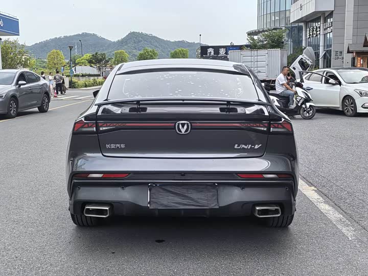 Changan UNI-V 2024 1.5 T Premium — фото 5
