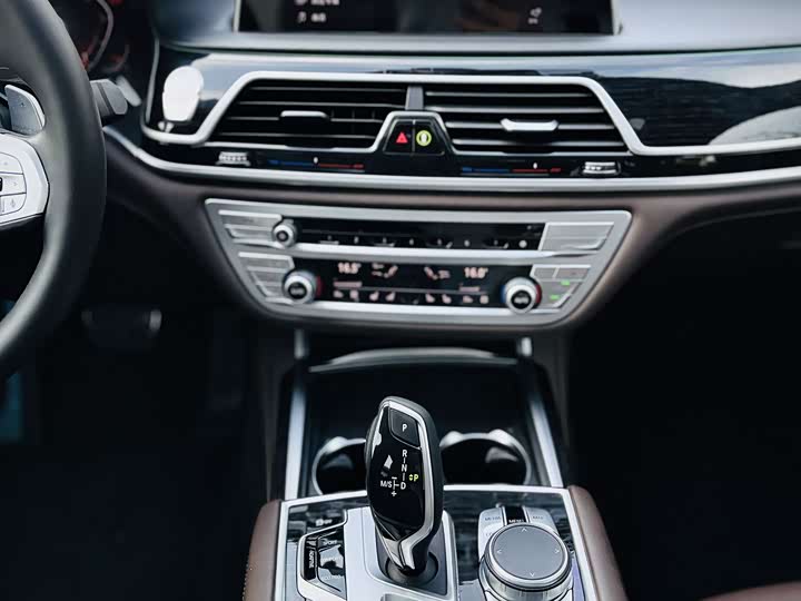BMW 7 Series — фото 12