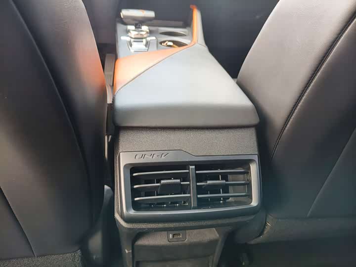 Changan UNI-V 2022 1.5 T Premium — фото 12