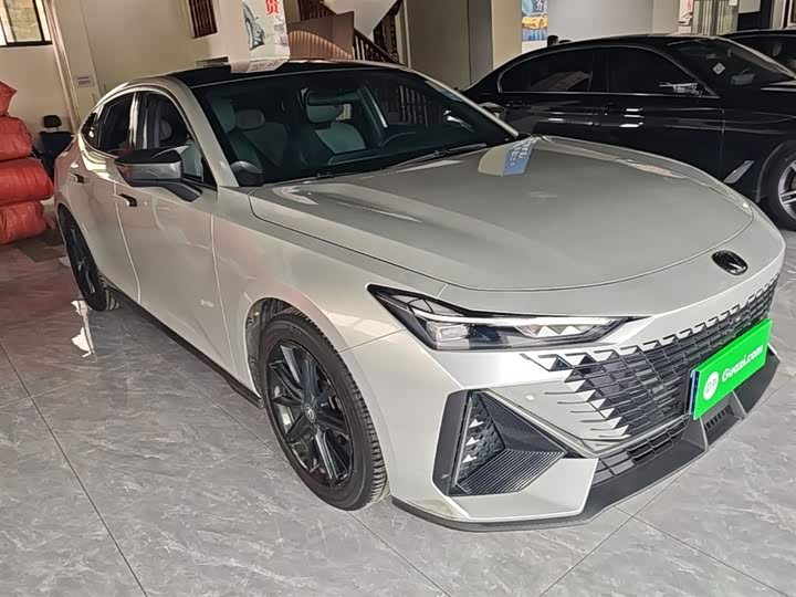 Changan UNI-V 2022 1.5 T Premium — фото 4