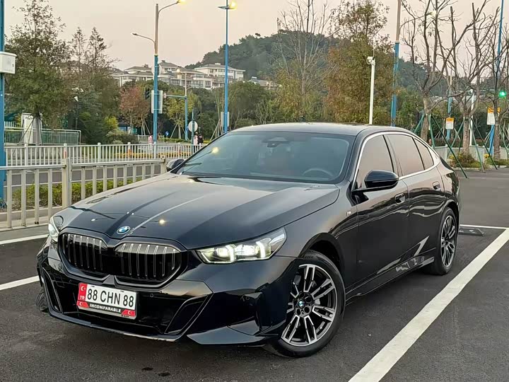 BMW 5-Series 2025 530 Li Leading M