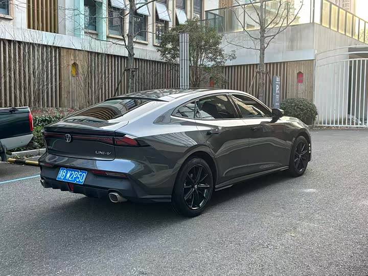 Changan UNI-V 2023 1.5 T Premium — фото 7
