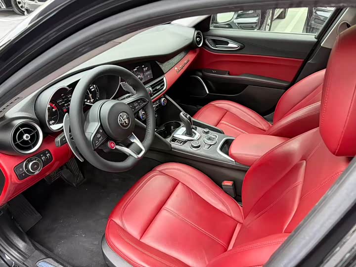 Alfa Romeo Giulia 2020 2.0 T 280 HP — фото 5
