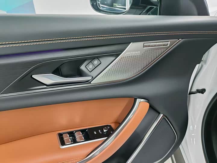 Jaguar XFL 2024 2.0 T P 300 4 WD — фото 22