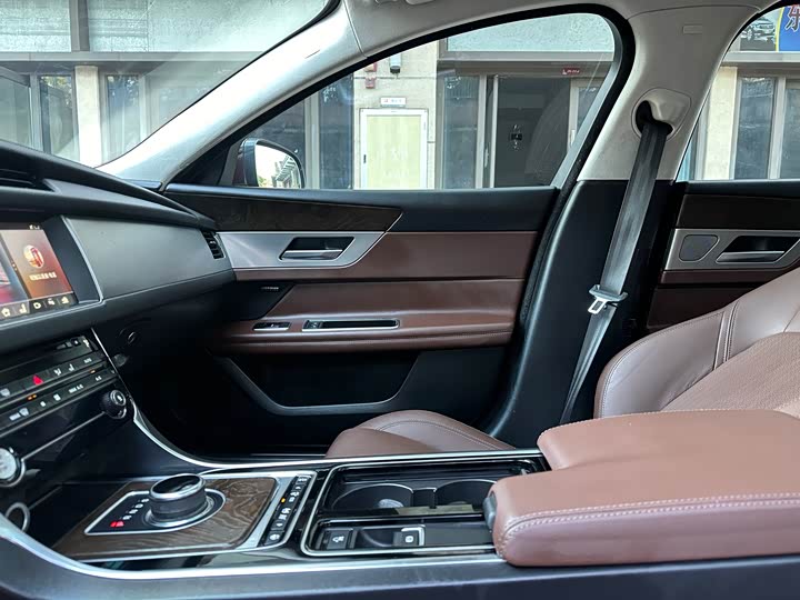 Jaguar XFL 2018 XFL 2.0 T 250 PS — фото 21