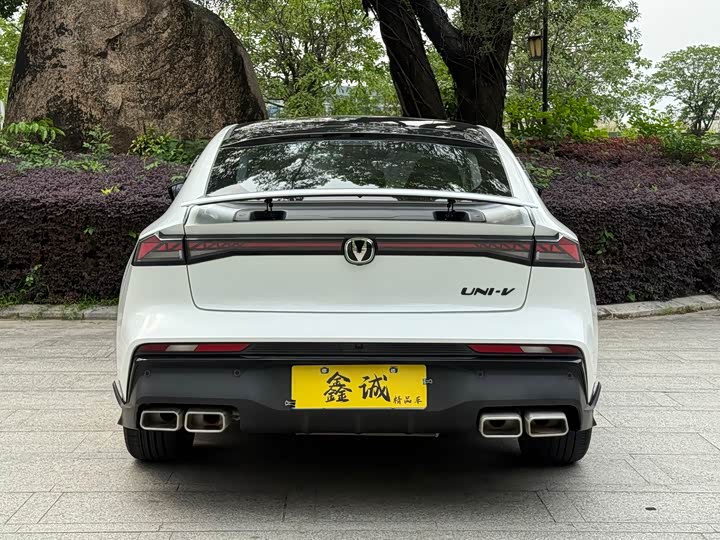 Changan UNI-V 2024 1.5 T Sport — фото 17