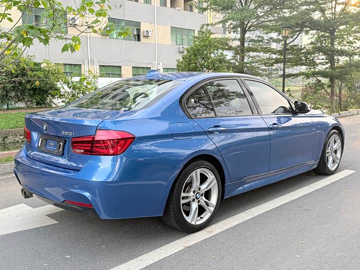 BMW 3-Series 2018 320i M — фото 7