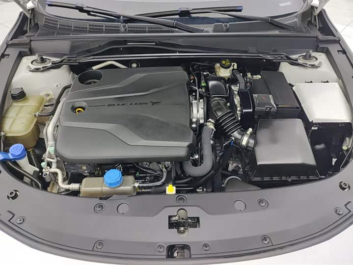 Changan UNI-V 2022 1.5 T Premium — фото 10