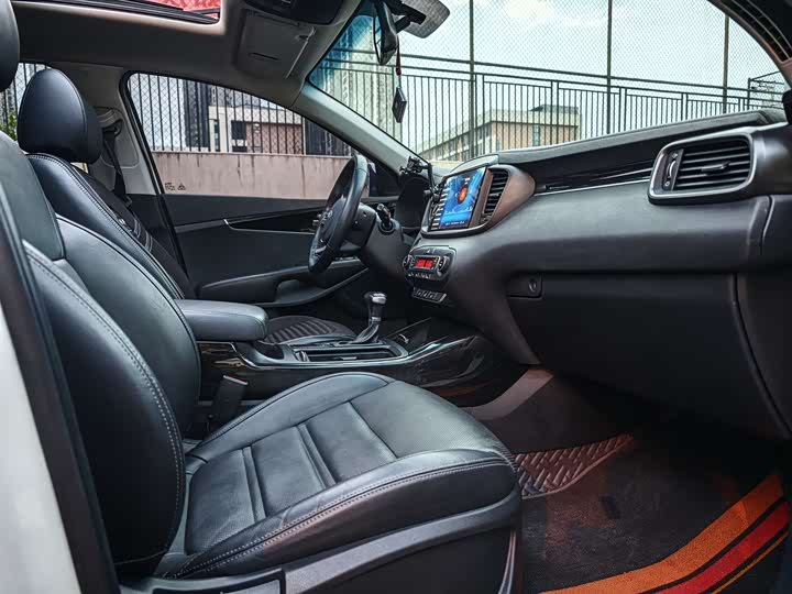 Kia Sorento — фото 14