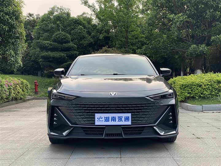 Changan UNI-V 2022 1.5 T Premium — фото 2