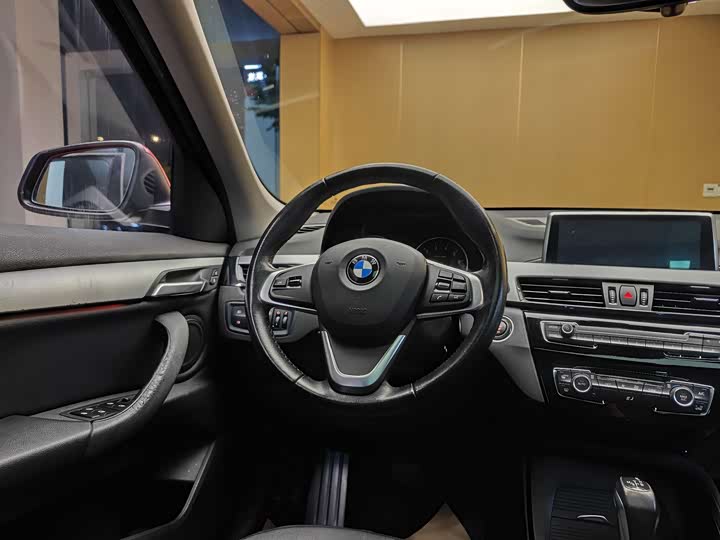 BMW X1 2018 s Drive 18 Li — фото 14
