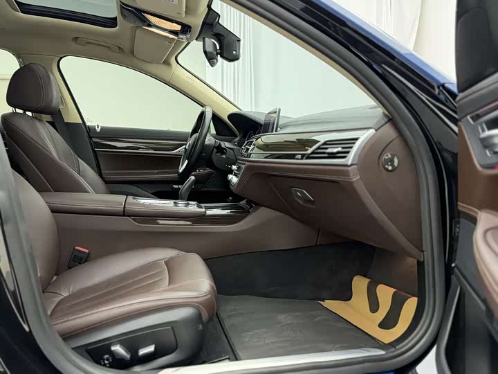 BMW 7-Series 2018 730 Li Leading — фото 14