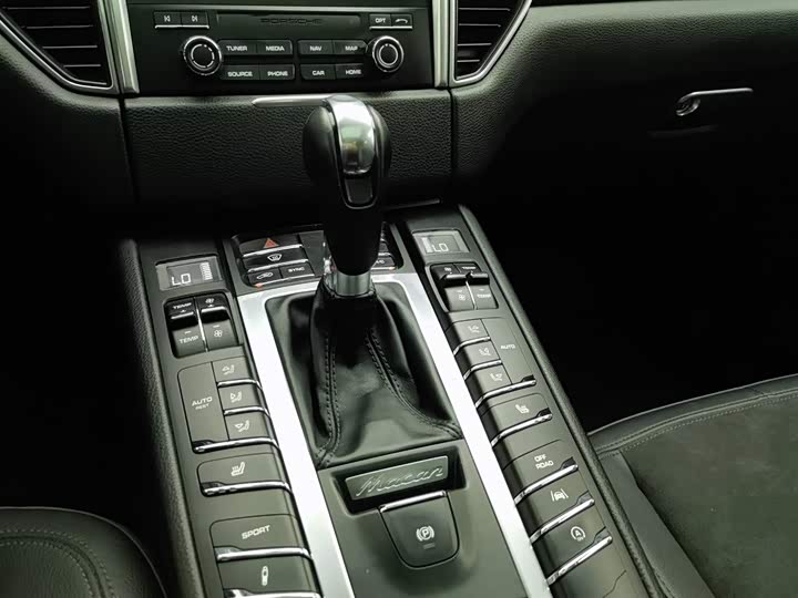 Porsche Macan 2017 Macan 2.0 T — фото 13