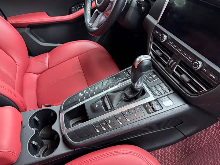 Porsche Macan 2018 Macan 2.0 T — фото 18
