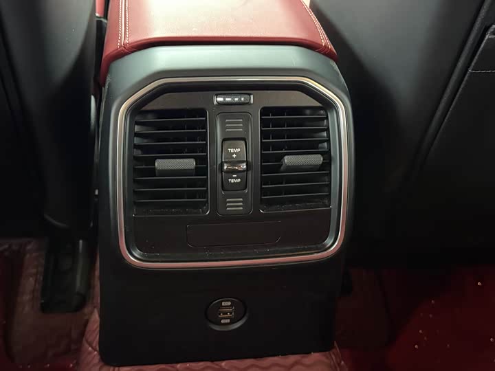 Porsche Macan 2018 Macan 2.0 T — фото 14